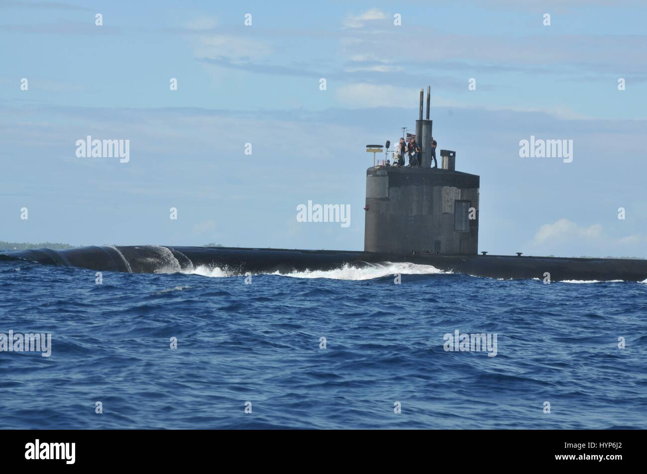 La Marina de los EE.UU. Los Ángeles rápidos de ataque clase submarino USS Pasadena superficies como se vaporiza en marcha Marzo 13, 2017 en Majuro, la República de las Islas Marshall. Foto de stock