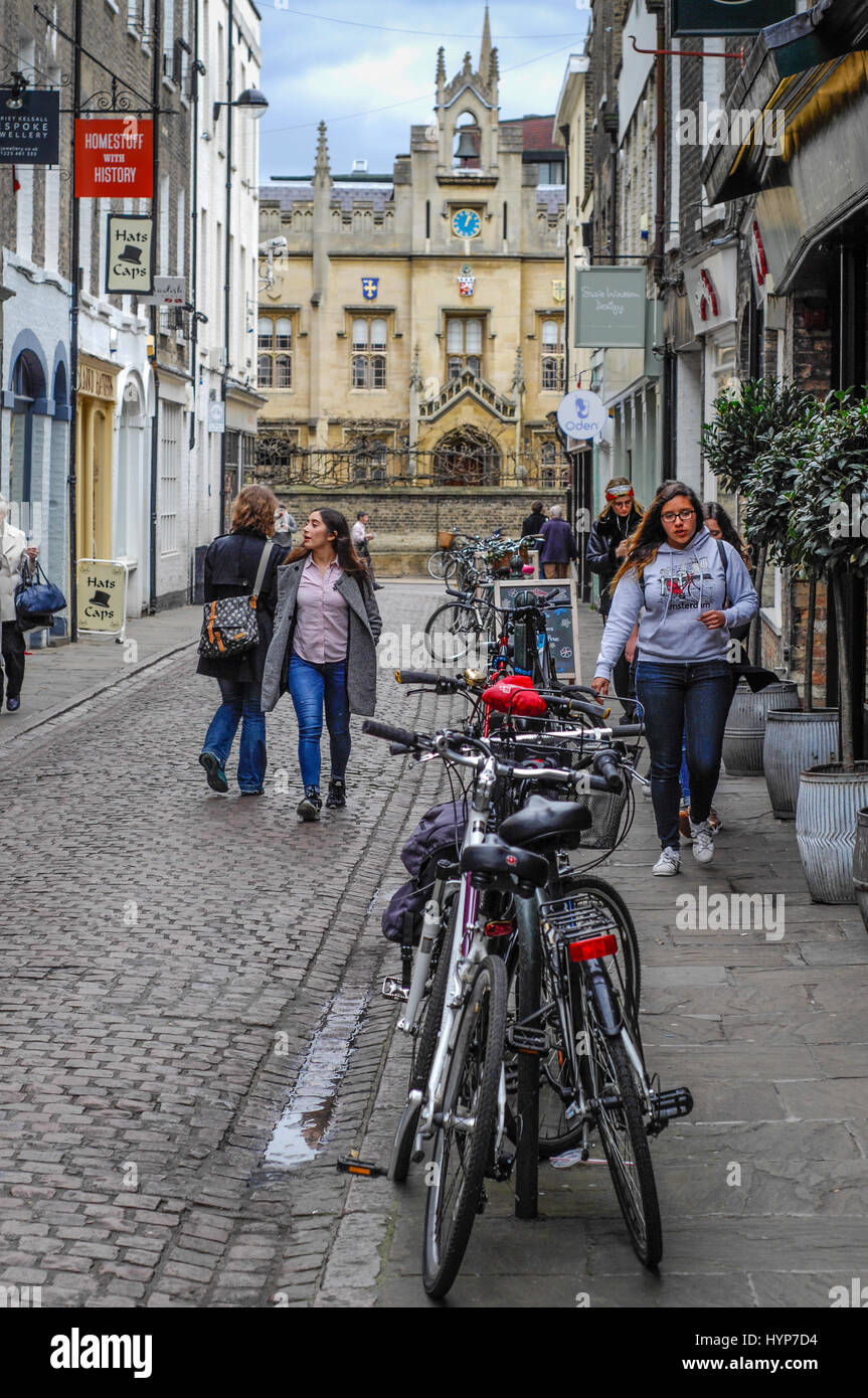 Estudiantes del centro de la ciudad de Cambridge Inglaterra compradores Foto de stock