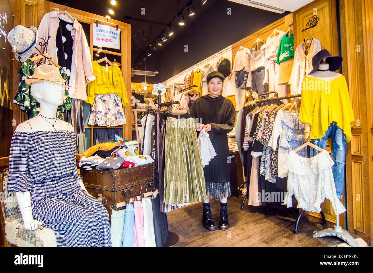 Interior con tienda Boutique, ayudante de Ximending, Taipei, Taiwán. Foto de stock