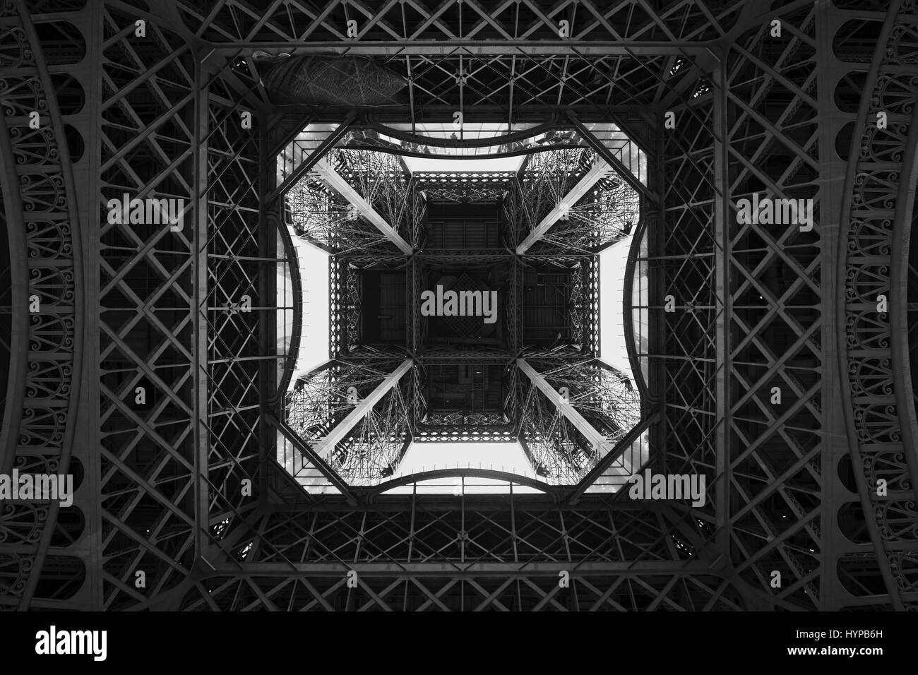 Mirando hacia arriba en la estructura de la Torre Eiffel en Paris desde debajo Foto de stock