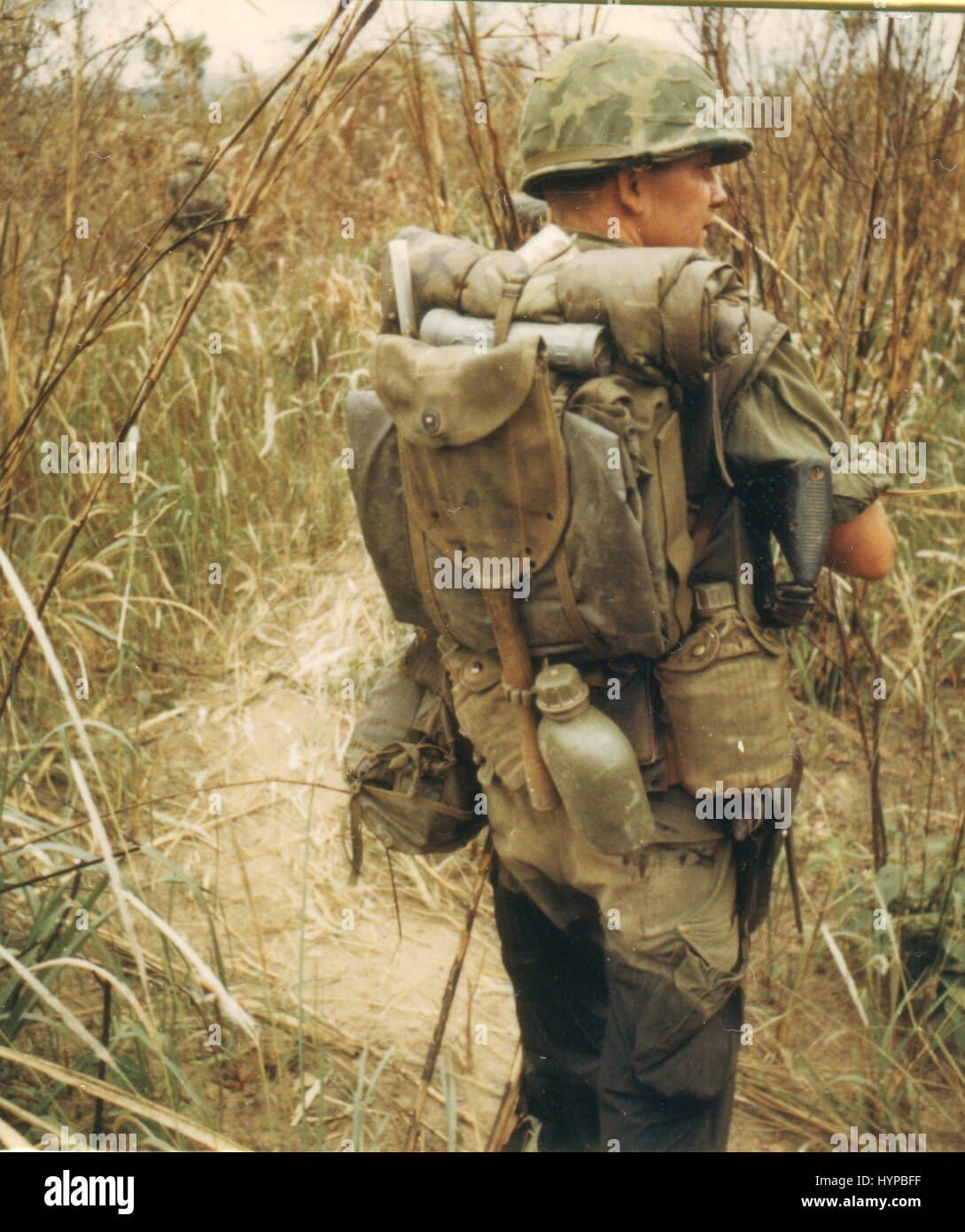Un ayudante médico del hospital de la Marina estadounidense lleva sus pertenencias en su espalda como él sirve en la tercera zona de aterrizaje marino cerca de Dong Ha, Vietnam, 7-19-68. Foto de stock