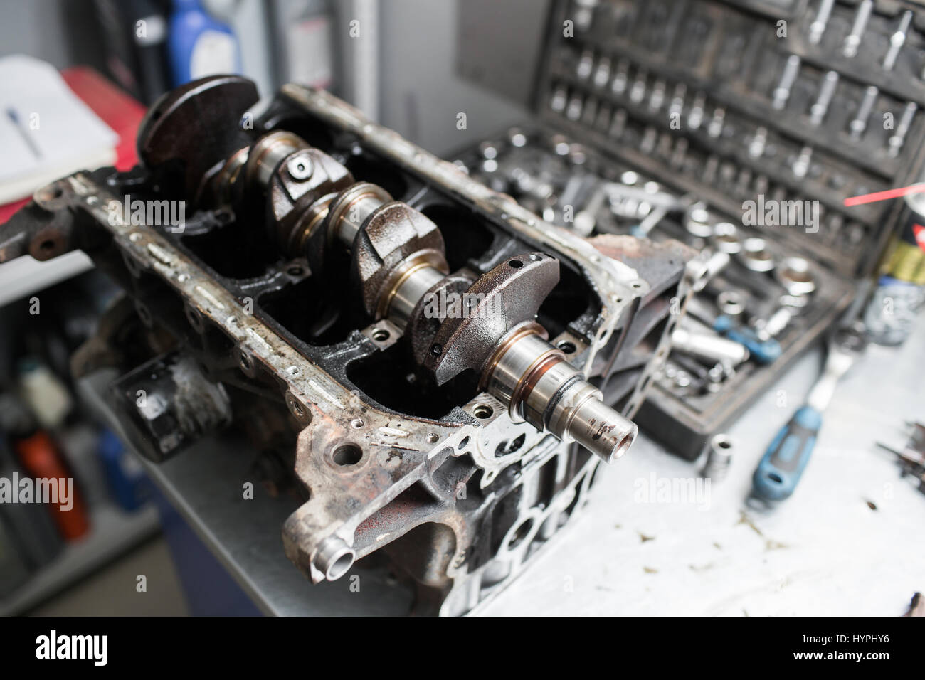 El cigüeñal del motor, Tapa de pistones. Mecánico reparador en automóvil coche reparación de mantenimiento del motor Fotografía de stock - Alamy