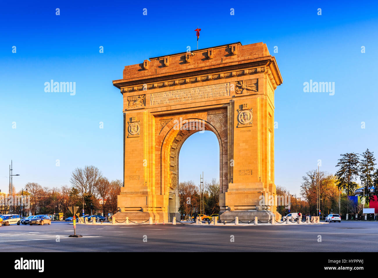Bucarest, Rumania. Arcul de Triumf (Arco del Triunfo) es un arco de triunfo situado en la parte norte de Bucarest, en la carretera Kiseleff. Foto de stock