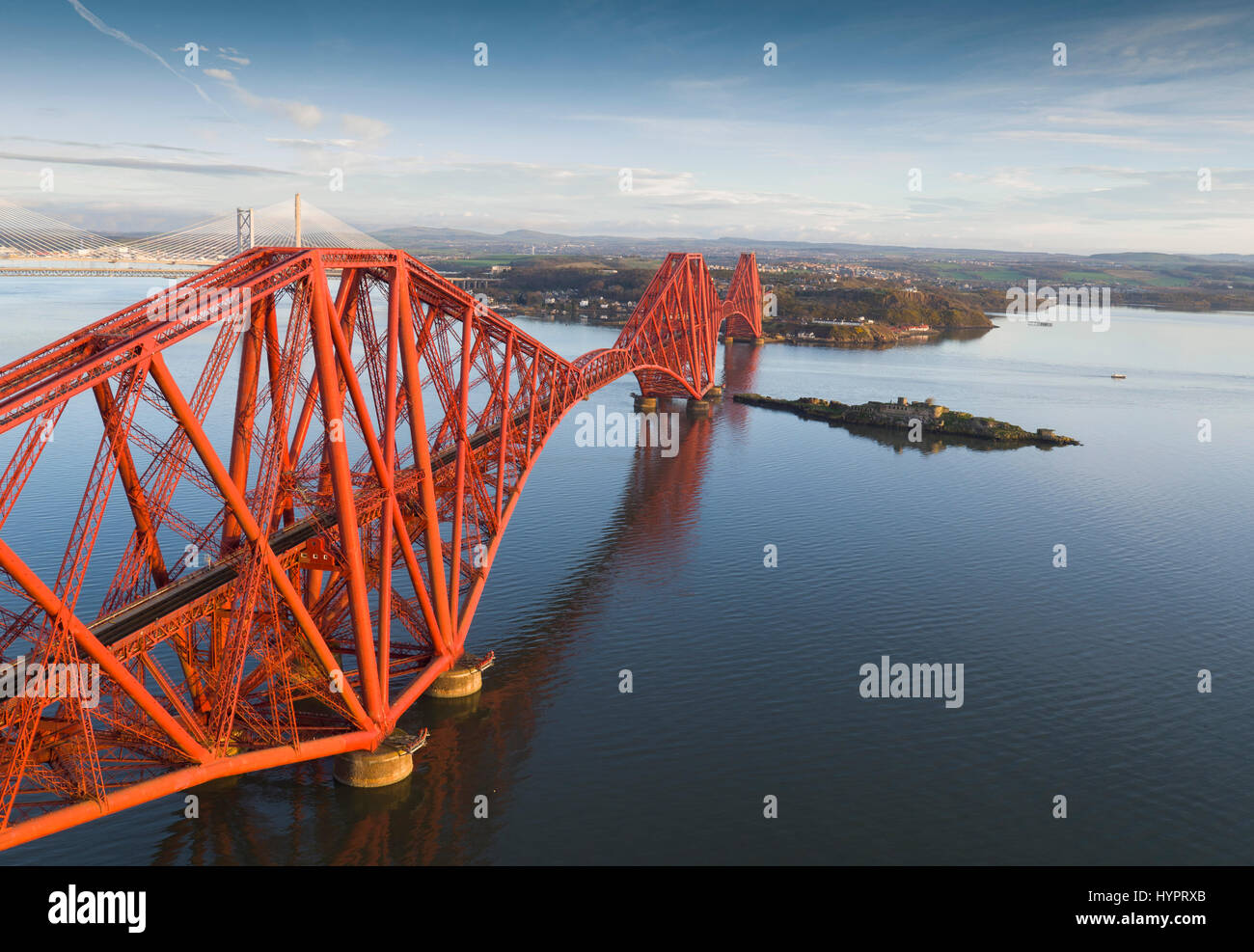 El puente ferroviario de Forth sobre el Firth of Forth, visto desde South Queensferry, Lothian, Escocia. Foto de stock