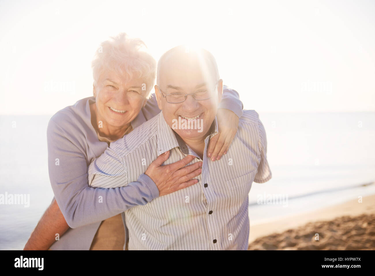 Los ancianos divirtiéndose en la playa Foto de stock