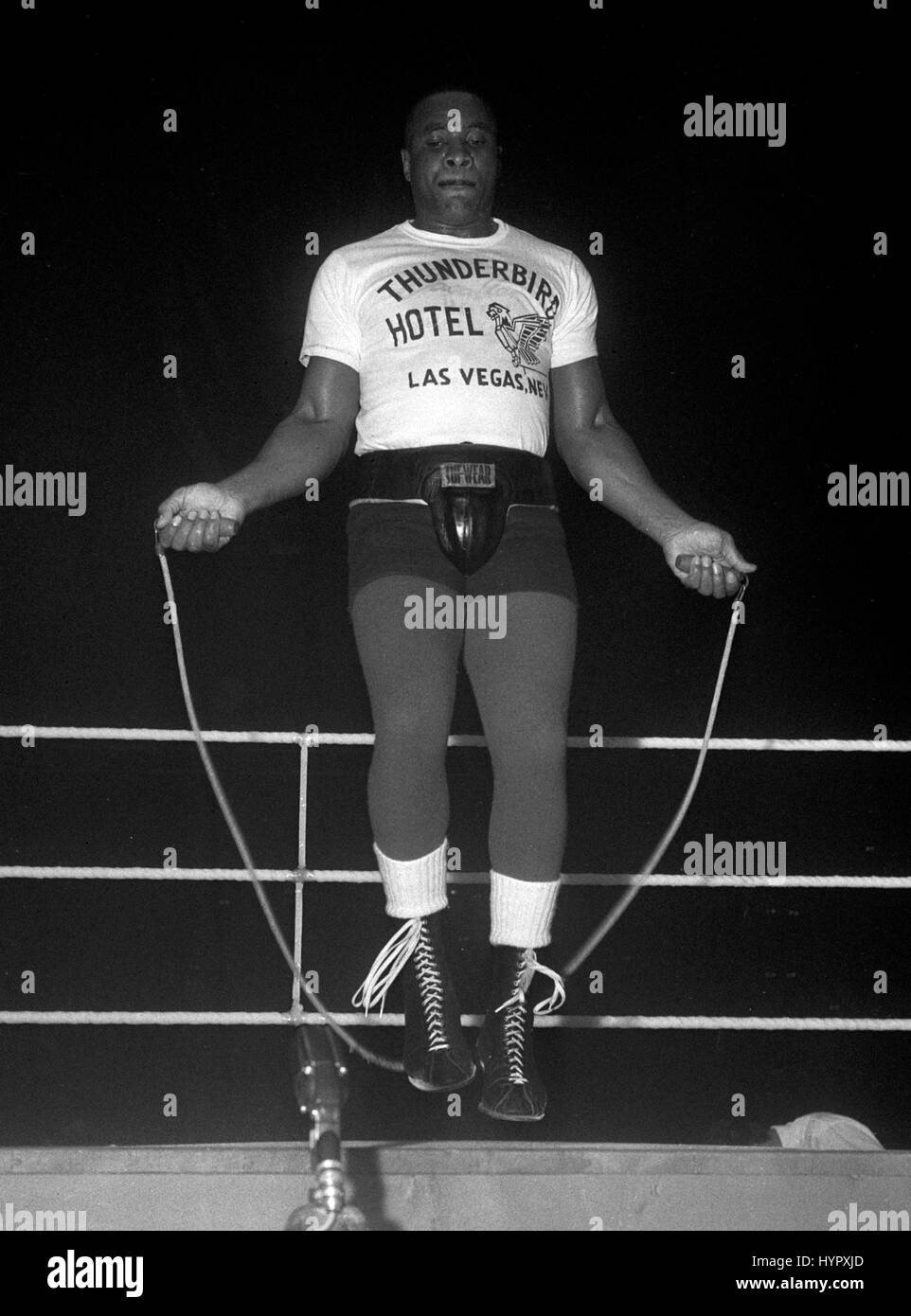 oscuridad A escala nacional Sudán Campeón del Mundo Sonny Liston trenes en el anillo en el Empire Pool,  Wembley, como él pasa a través de su famoso omitiendo la rutina a la  canción "Night Train". Liston estaba