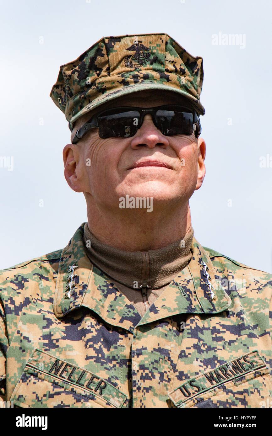 Del Comandante de la Infantería de Marina de los EE.UU Gen. Robert Neller relojes manifestación durante un asalto anfibio en los ejercicios anuales de PALS 2017 Abril 2, 2017 en Pohang, Corea del Sur. PALS se celebra anualmente para ayudar a fortalecer las relaciones entre la región del Pacífico Indo-Asia marina y las fuerzas navales. Foto de stock