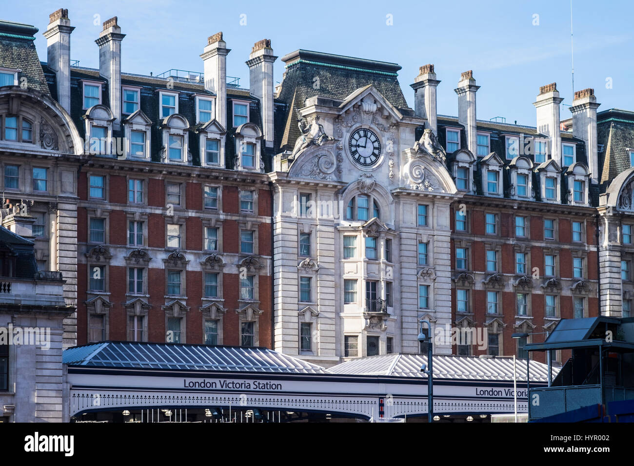 La fachada del edificio de la estación Victoria de Londres, Londres, Inglaterra, Reino Unido. Foto de stock