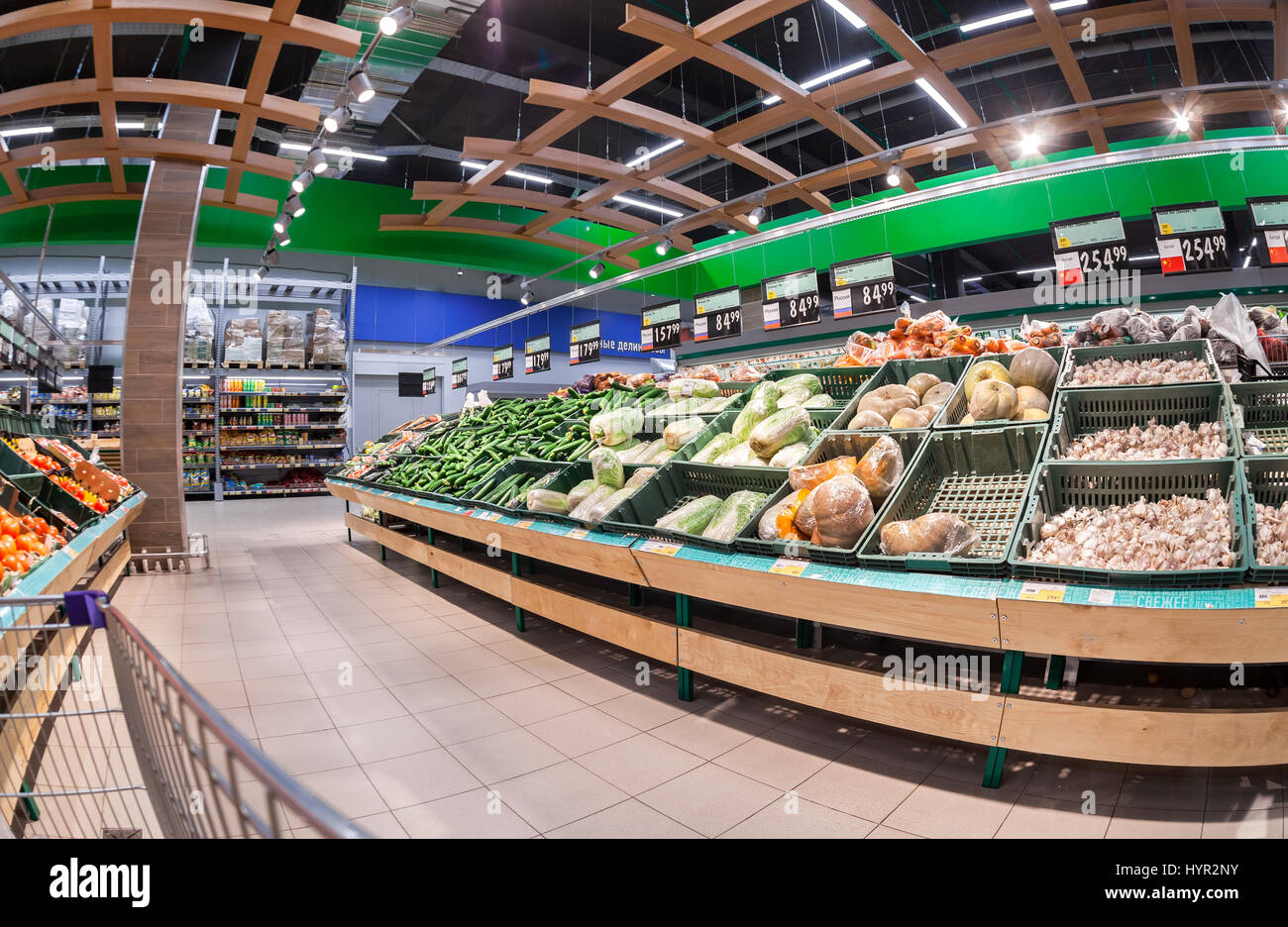 Samara, Rusia - Febrero 24, 2017: Interior del supermercado Lenta. Uno de  los mayor distribuidor en Rusia. Las hortalizas y frutas frescas listas  para la venta Fotografía de stock - Alamy