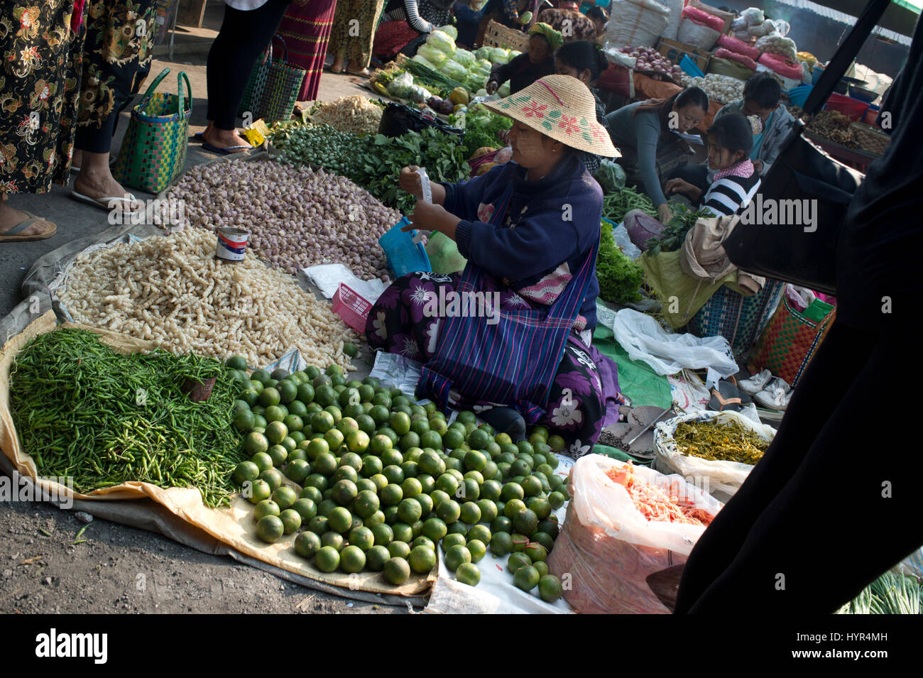 Myanmar (Birmania). El lago Inle. Nyaungshwe ciudad. Mingala mercado. Foto de stock