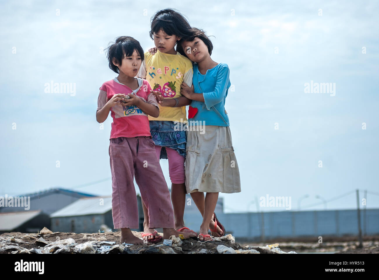 Niños en la aldea de pescadores de Marunda en un contexto de zona comercial en la zona costera de Yakarta, Indonesia. Foto de stock