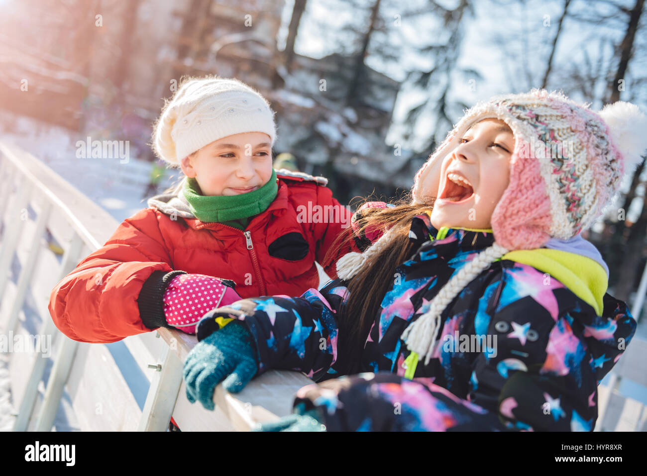 Dos niñas divertirse al aire libre en invierno Foto de stock
