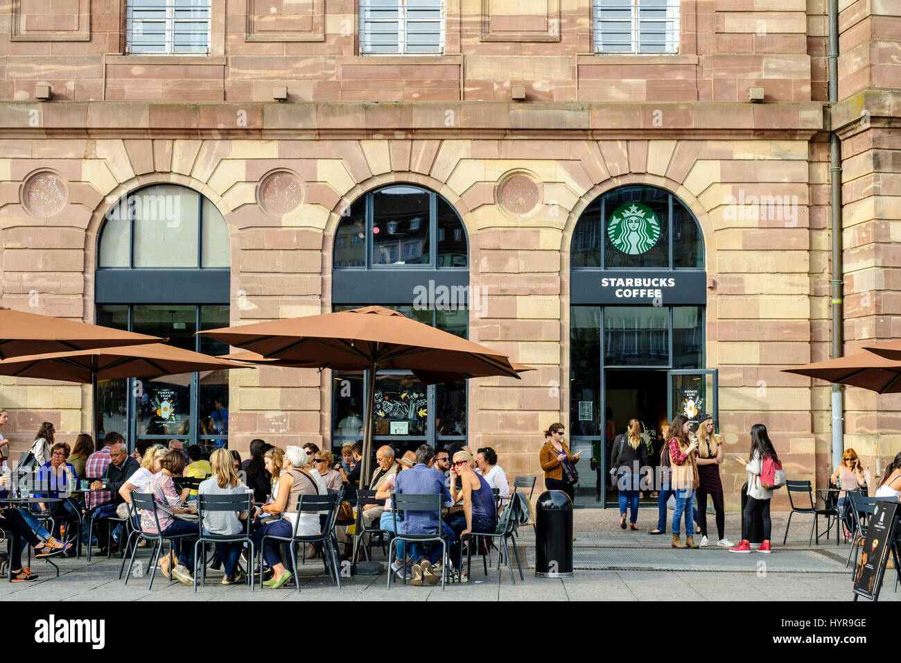 Strasbourg starbucks cafe terrace fotografías e imágenes de alta