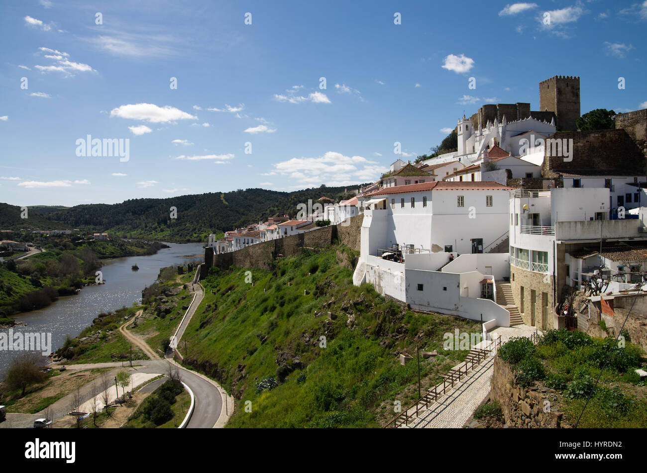 Mertola castillo en lo alto de la colina y la parte más antigua de la ciudad, frente al río Guadiana hacia abajo por la pendiente. Alentejo, Portugal. Foto de stock
