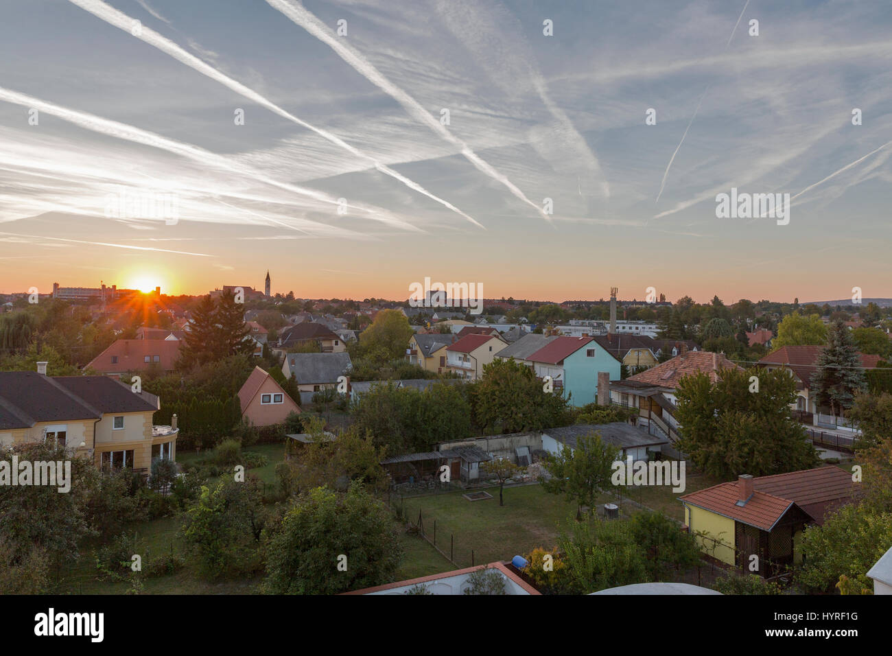 Keszthely otoño paisaje al atardecer con cielo dramático en Hungría. Típico edificio húngaro y casas, vista desde arriba. Foto de stock