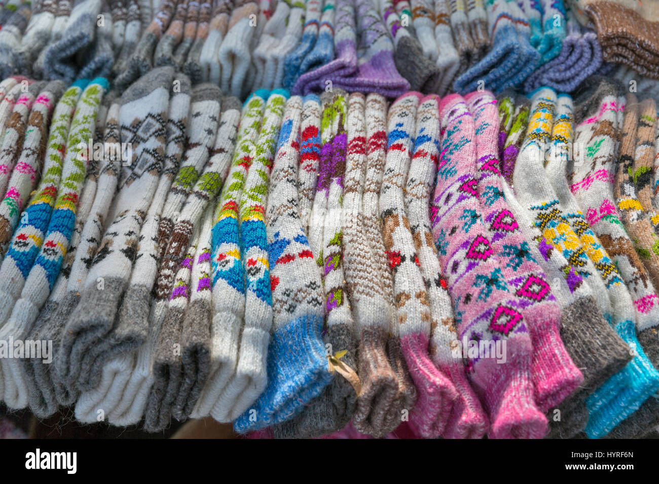 Coloridos tejidos artesanales de lana calcetines closeup Foto de stock