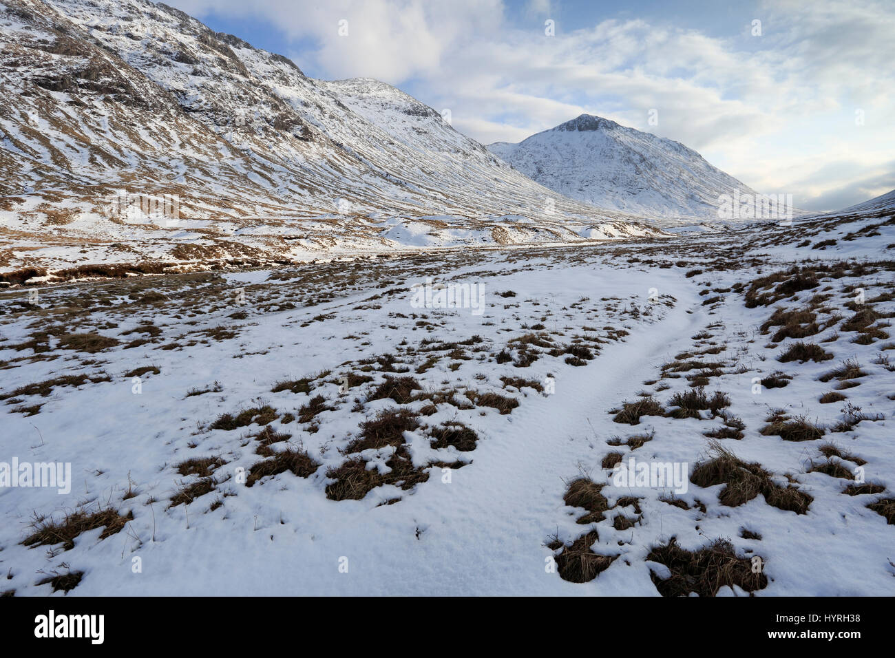 Vista de la cubierta de nieve Lairig Gartain en Glencoe Escocia Foto de stock