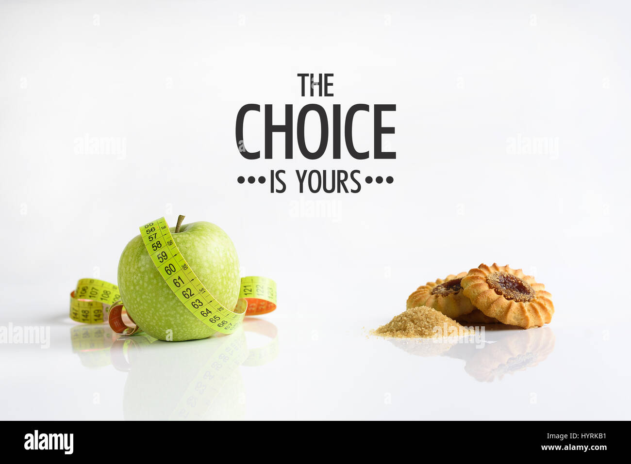 Manzana Verde o galletas y pasteles de alimentos insalubres de azúcar. Foto de stock
