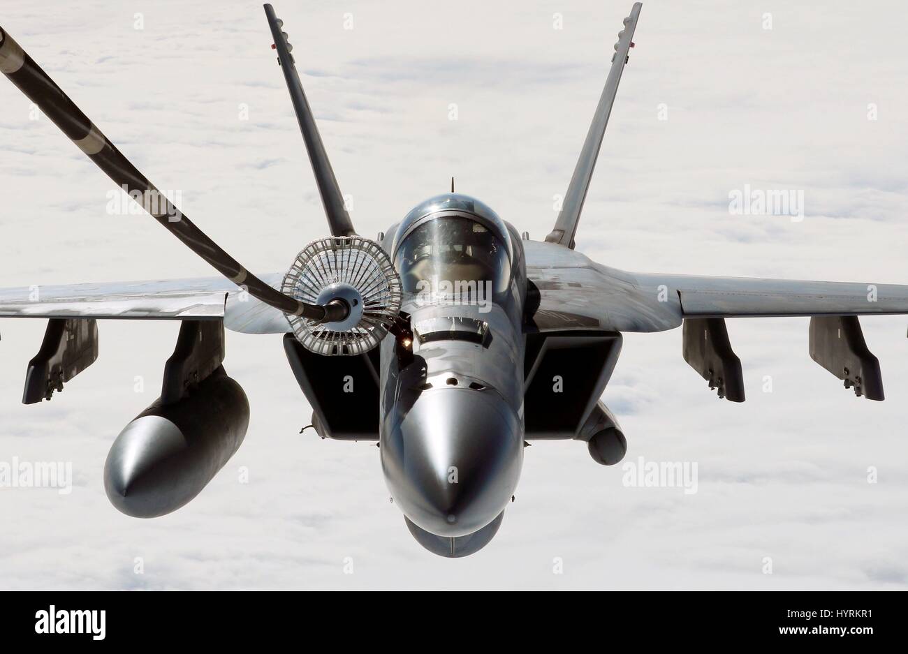 La Marina estadounidense F/A-18E Super Hornet aviones de combate se reposte en vuelo por un USAF KC-10A de repostaje de aviones cisterna, el 26 de febrero de 2017 sobre el Océano Pacífico. Foto de stock