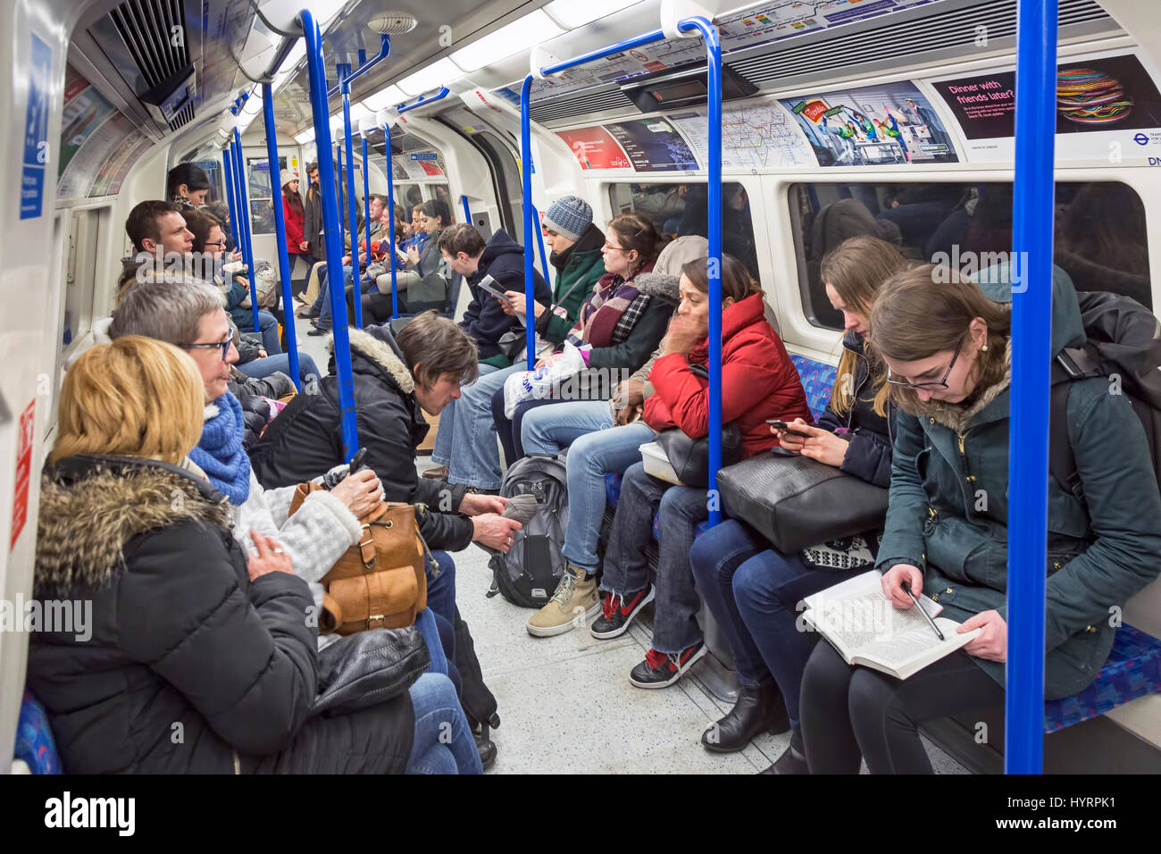 Los pasajeros en el sistema de metro de Londres, Inglaterra, Reino Unido. Foto de stock