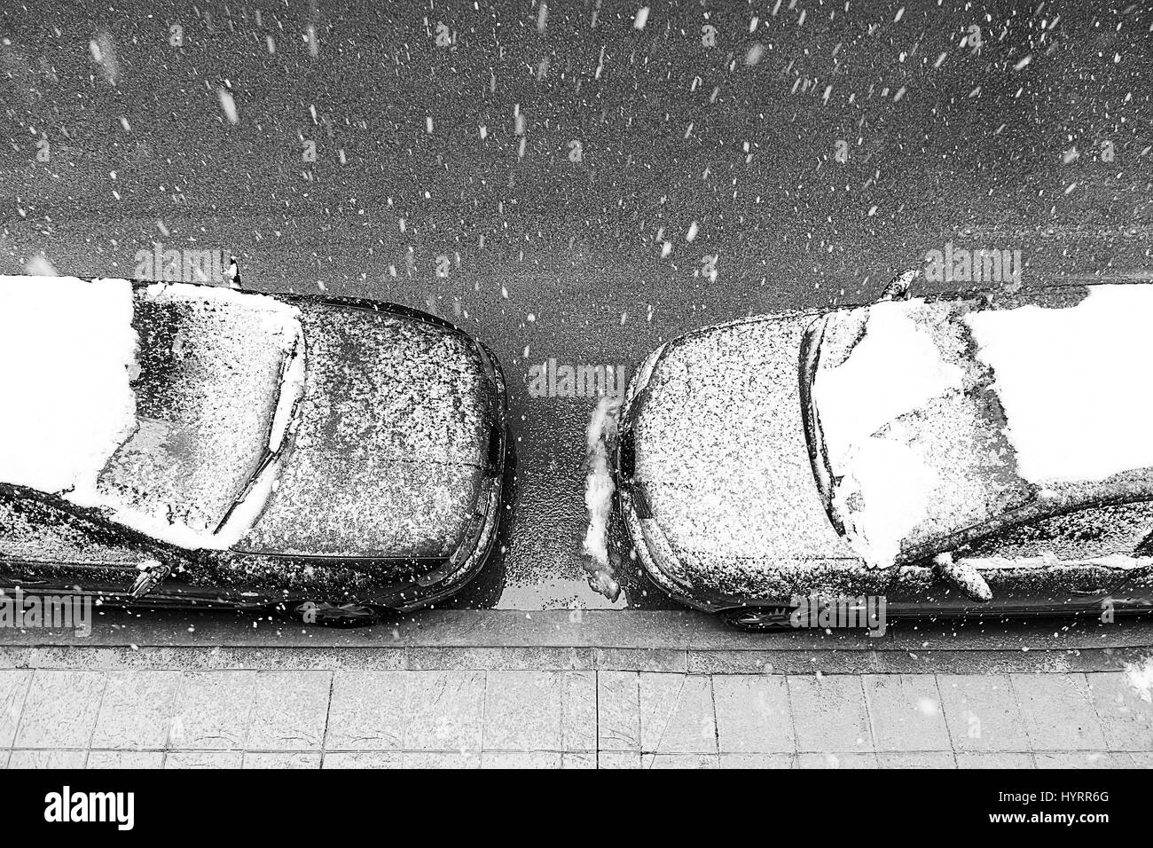 Parking cubierto de nieve en invierno, la nieve en un día de invierno en la ciudad, frío Foto de stock