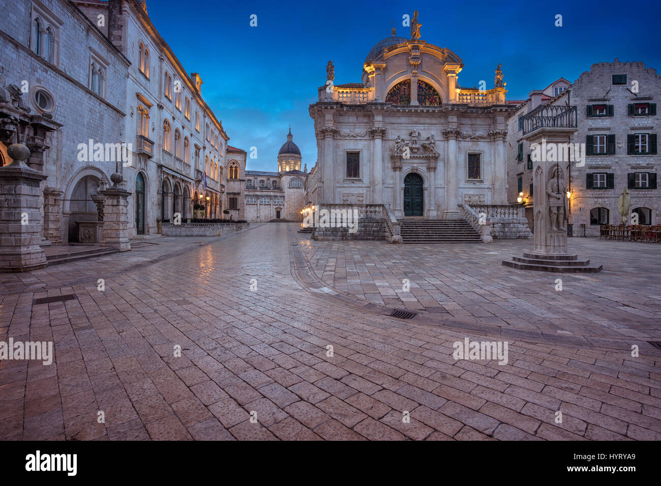Dubrovnik. Hermosas y románticas calles del casco antiguo de Dubrovnik hora azul durante el crepúsculo. Foto de stock