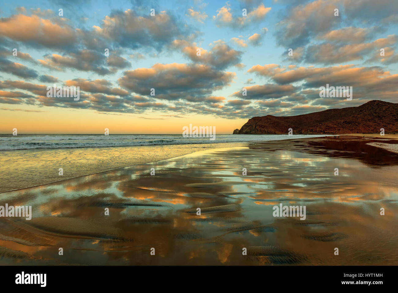 Afloramiento rocoso, nubes y reflexiones, Las Palmas Beach, Todos Santos, Baja California Sur, México Foto de stock