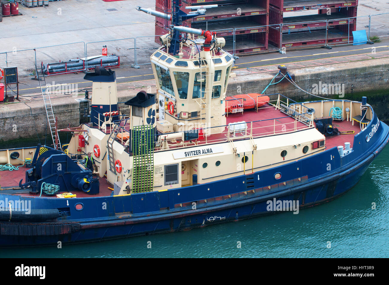 Svitzer Alma, Suiza, Fuego y trabajar barco remolcador en el puerto de Southampton. Foto de stock
