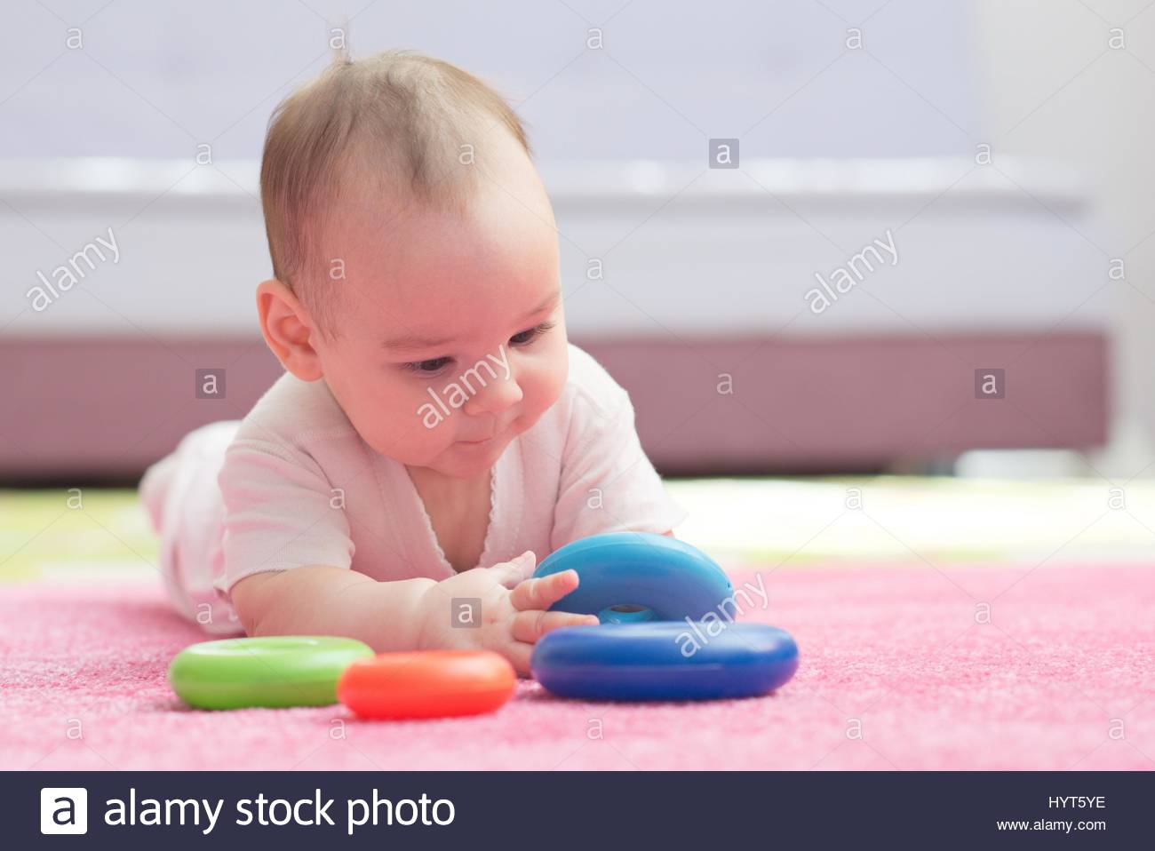 bebe gateando juguete