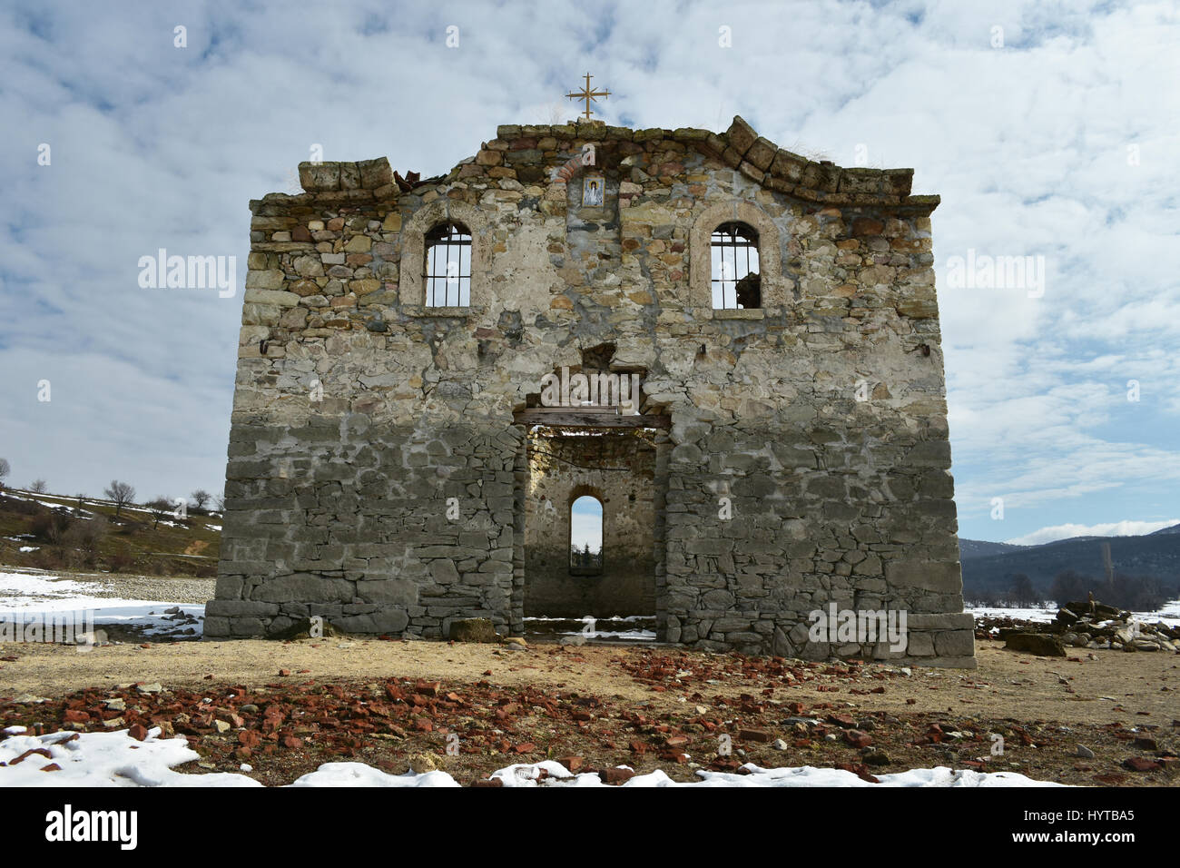 Ruinas de la antigua iglesia ortodoxa de San Ivan Rilski abandonadas en el fondo del Embalse Zhrebchevo durante el régimen comunista en Bulgaria Foto de stock