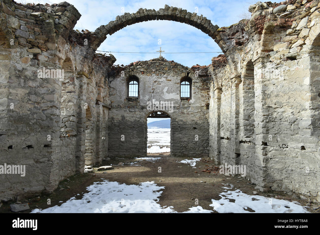Ruinas de la antigua iglesia ortodoxa de San Ivan Rilski abandonadas en el fondo del Embalse Zhrebchevo durante el régimen comunista en Bulgaria Foto de stock