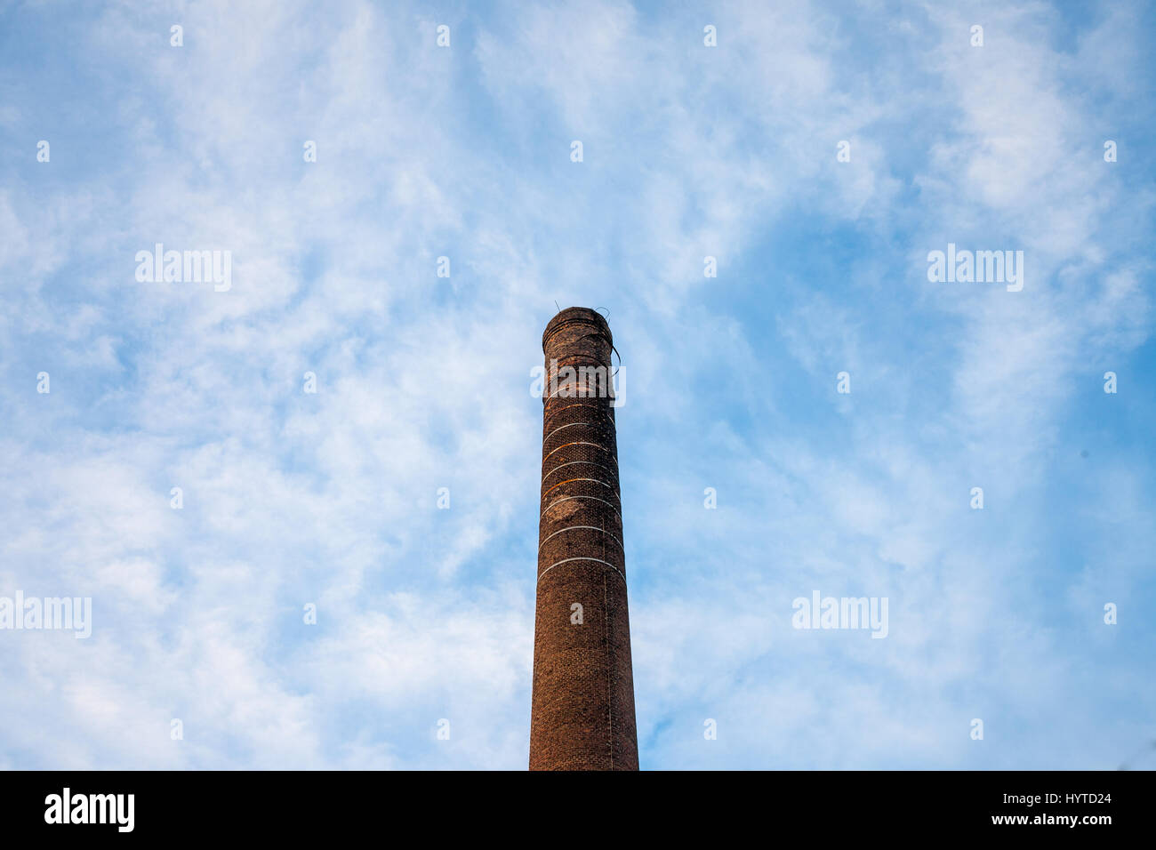 Chimenea de ladrillo rojo de una fábrica abandonada que datan desde la revolución industrial Imagen de una antigua chimenea de ladrillo rojo construido a partir de una fábrica de cerveza Foto de stock