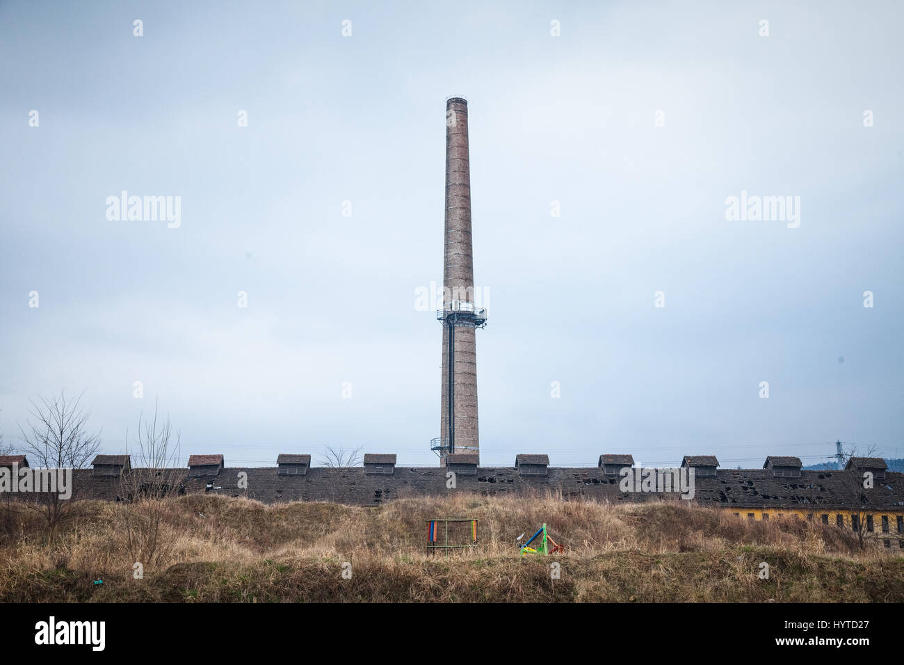 Chimenea de ladrillo rojo de una fábrica abandonada que datan desde la revolución industrial adoptado en Belgrado, Serbia, Imagen de una antigua chimenea de ladrillo rojo Foto de stock