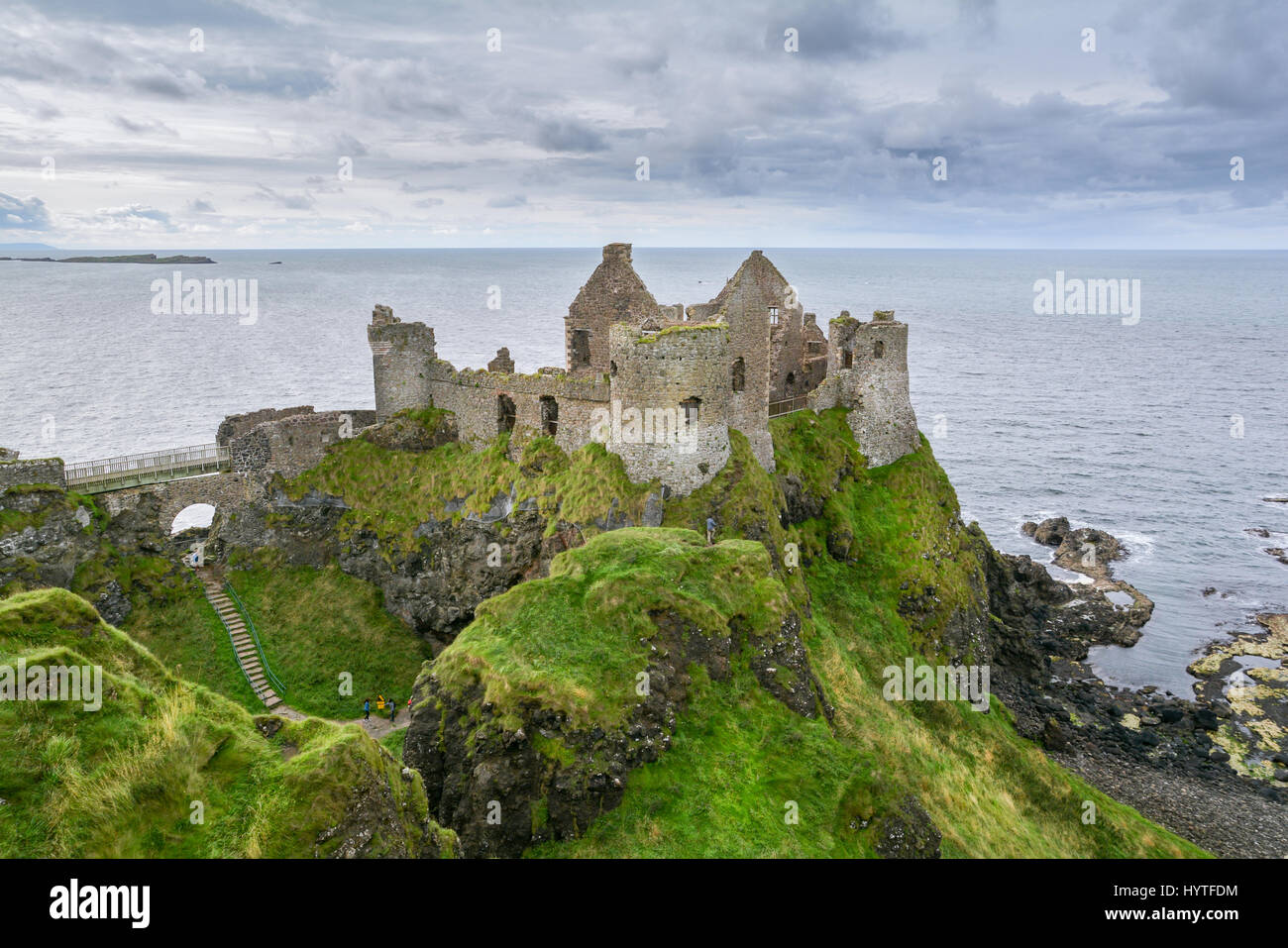 Castillo de Dunluce en el Condado de Antrim, Irlanda del Norte Foto de stock