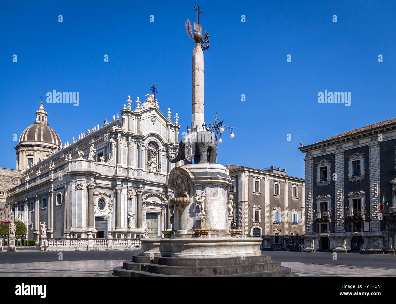 Piazza del Duomo de Catania, Estatua de elefante y de la Catedral de Santa Águeda - Sicilia, Italia Foto de stock