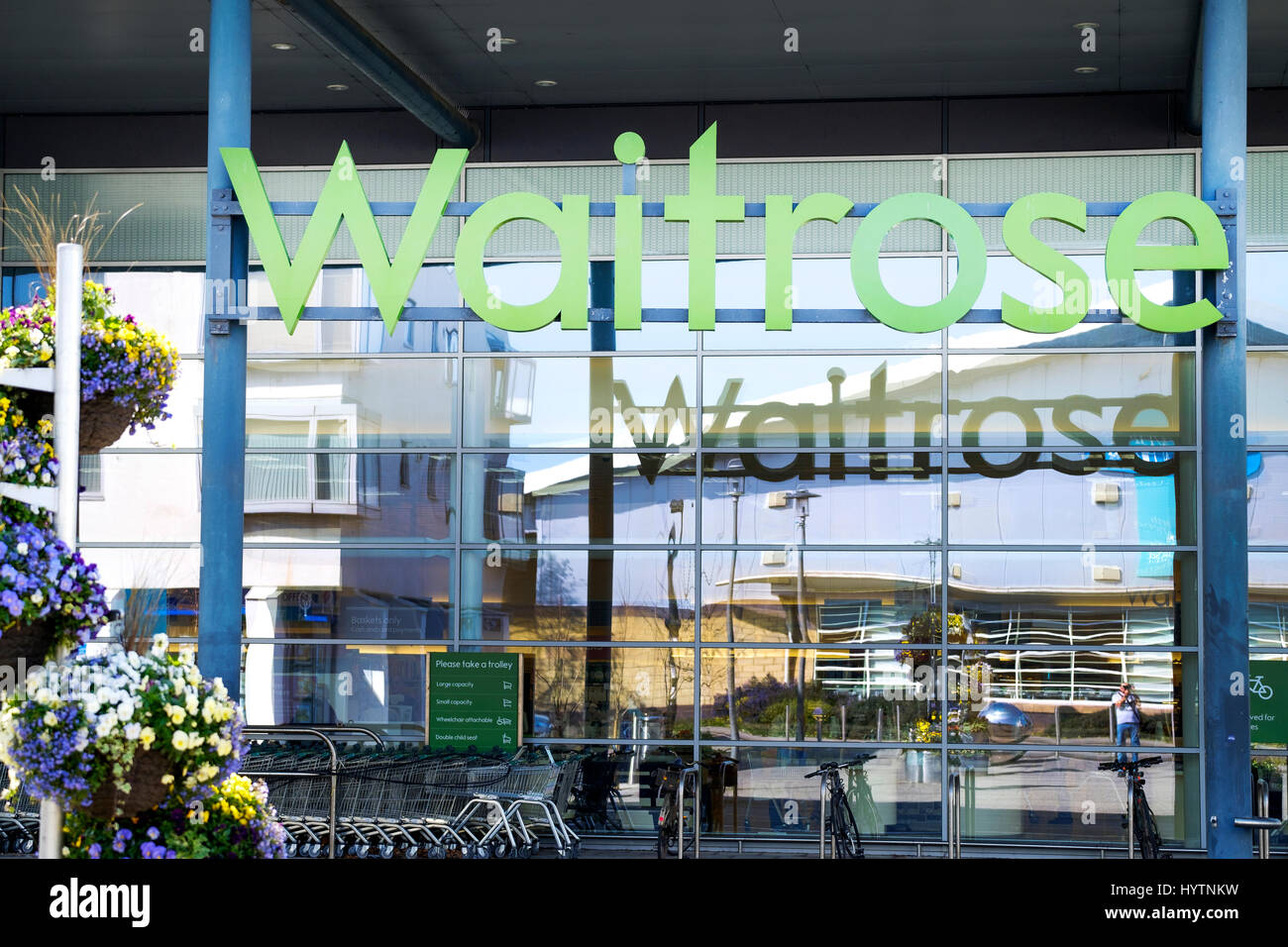 La parte delantera de una tienda Waitrose Waitrose mostrando claramente él signo de la empresa. La tienda está ubicada en Portishead, Bristol, Reino Unido Foto de stock