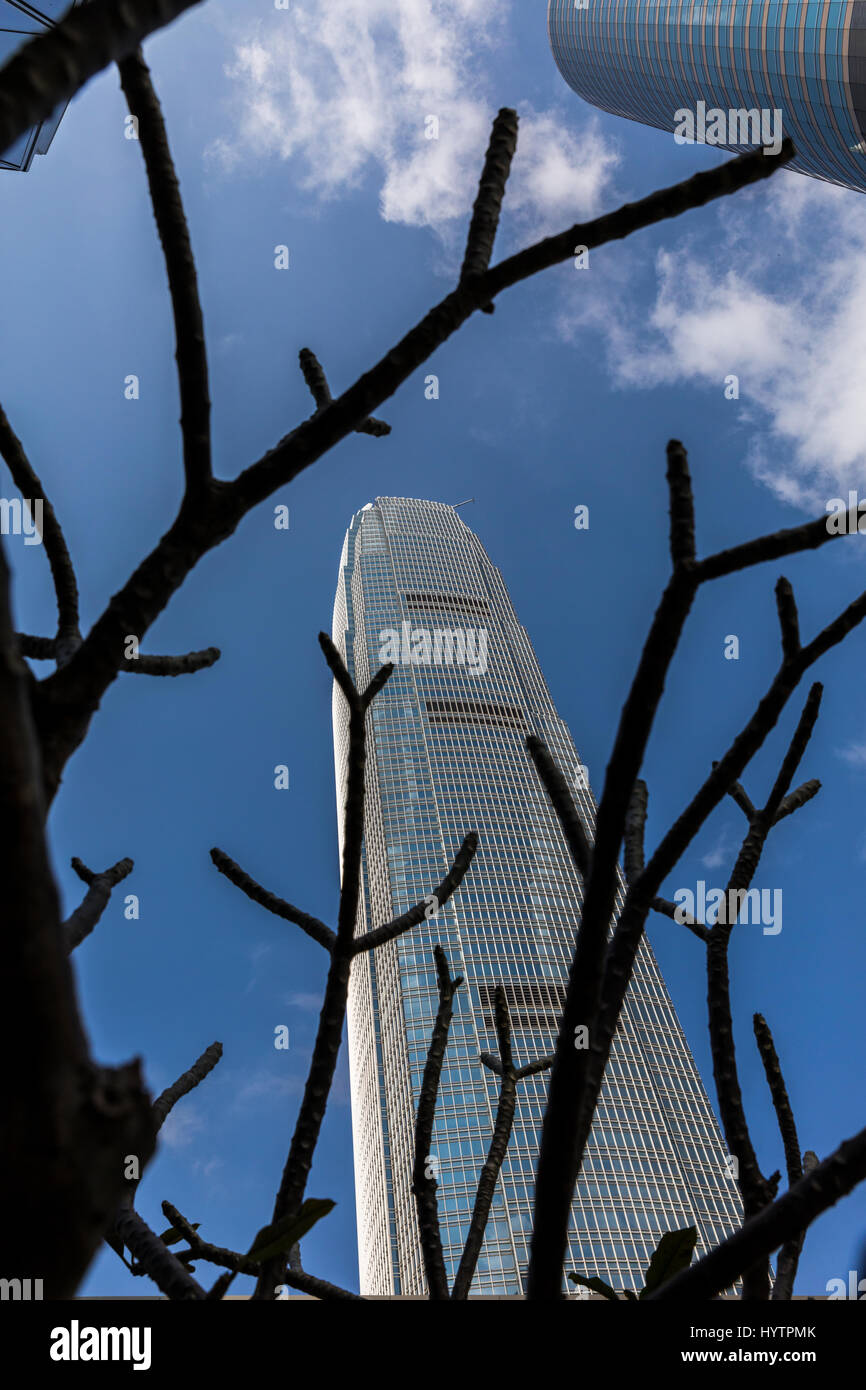 Imágenes de la IFC de Hong Kong, el edificio más alto de la isla. Reflexiones del edificio capturado en un raro cielo azul claro día en Hong Kong. Foto de stock