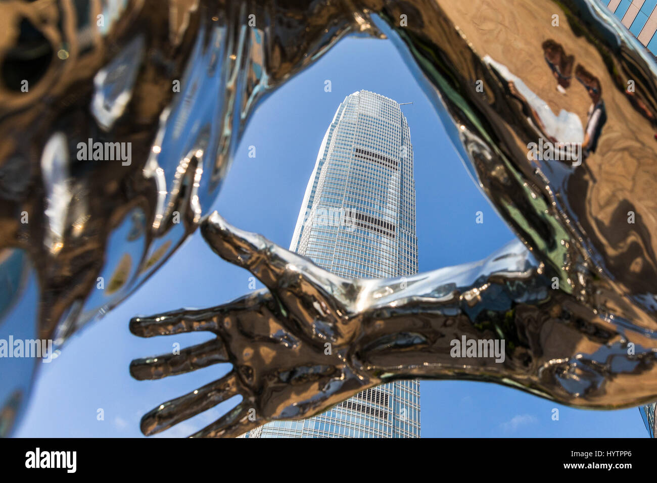 Imágenes de la IFC de Hong Kong, el edificio más alto de la isla. Reflexiones del edificio capturado en un raro cielo azul claro día en Hong Kong. Foto de stock