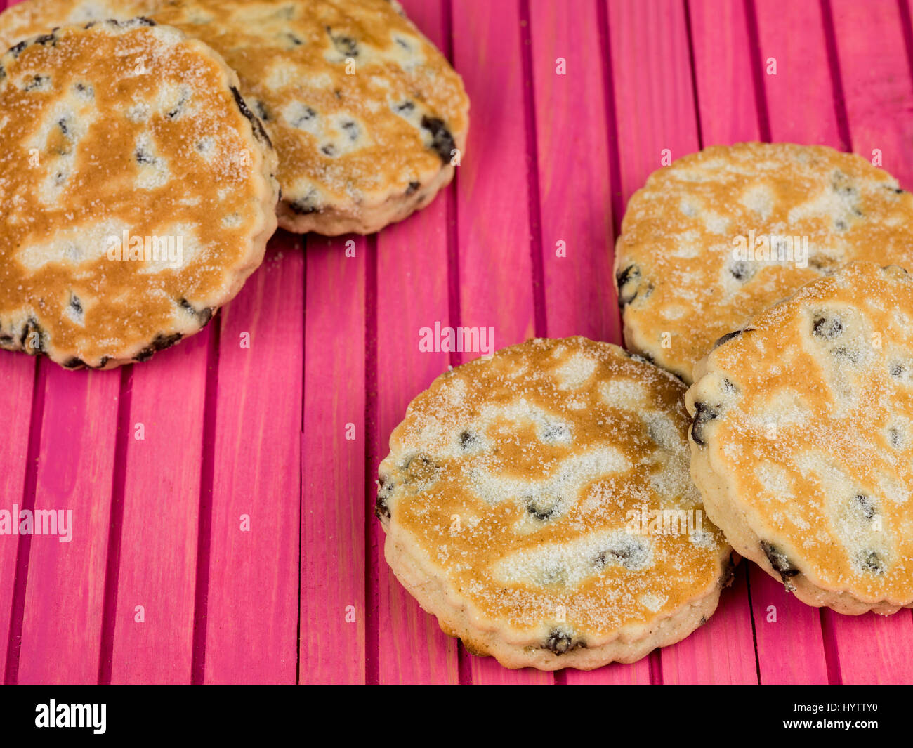 Frutas horneadas welsh cakes contra un fondo de color rosa Foto de stock