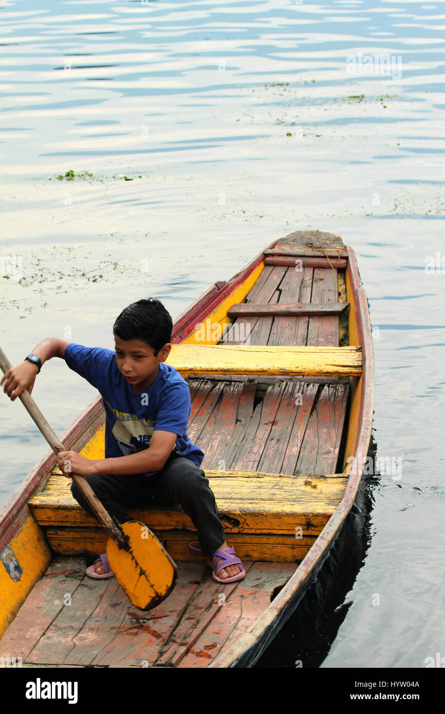 Sueño un pequeño sueño en el lago Dal, un paseo en Shikara en el lago Dal, un chico de cachemira, (Copyright © de la foto por Saji Maramon) Foto de stock