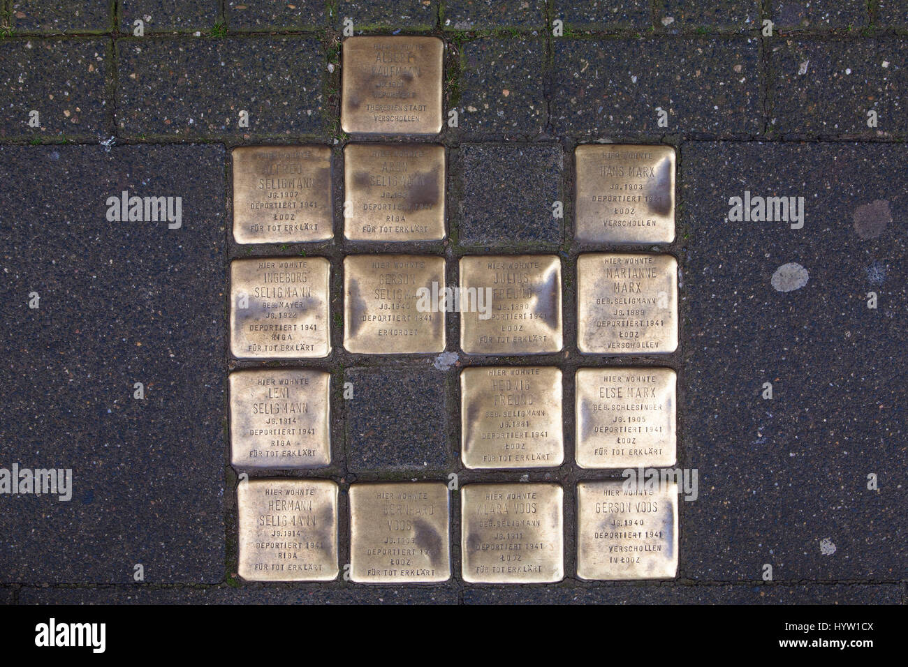 Alemania, Colonia, Stolpersteine (piedras de tropiezo) por el artista Gunter Demnig. Las piedras de conmemoración de las Víctimas del Nacionalsocialismo (Nazi). Foto de stock