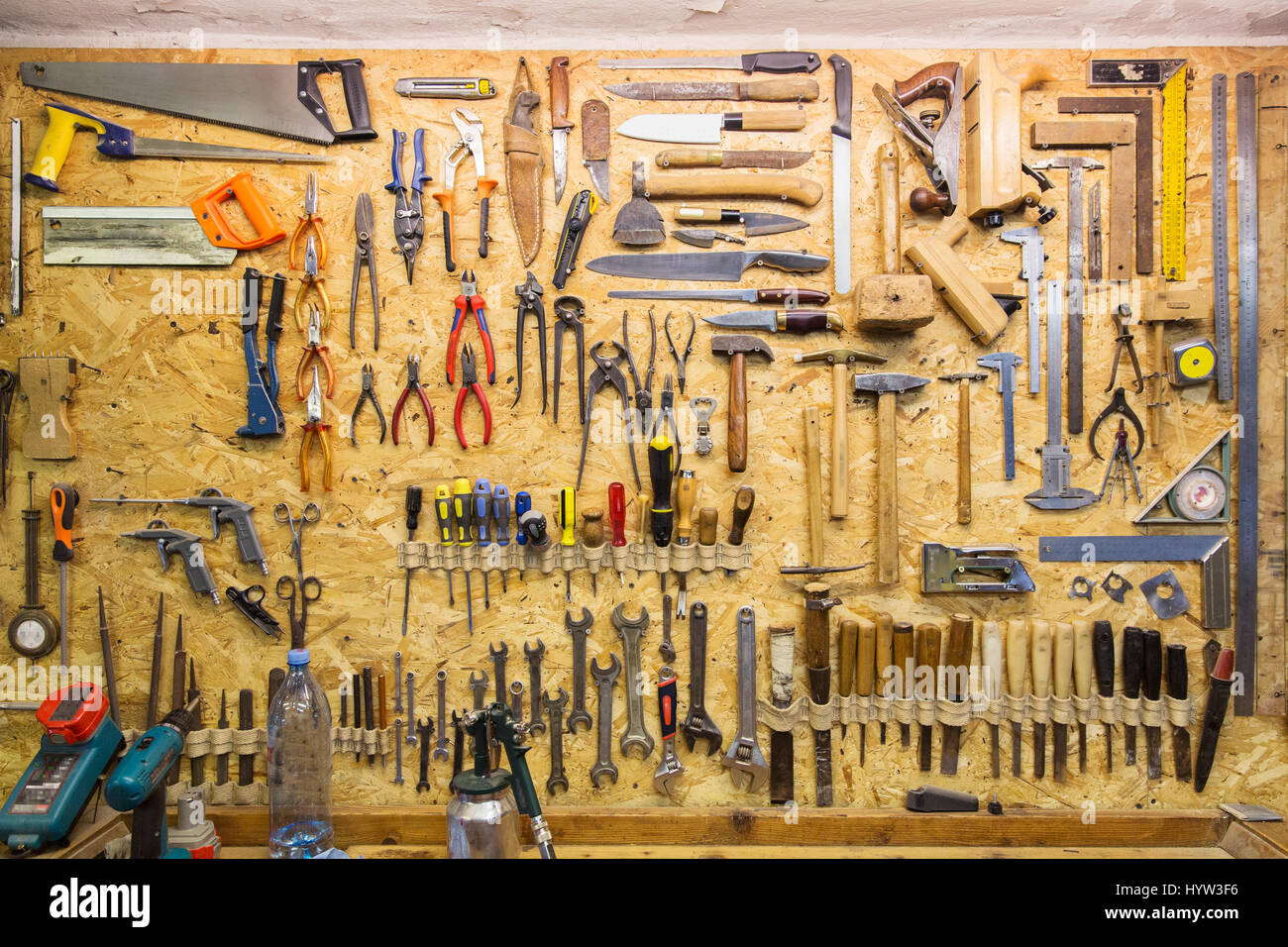 Herramientas de trabajo colgando en la pared a taller Fotografía de stock -  Alamy