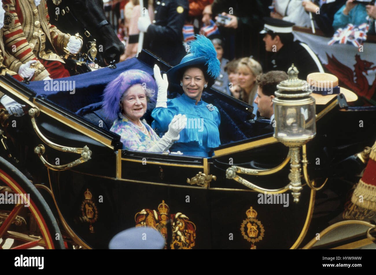 La boda del príncipe Andrés y Sarah Ferguson, de julio de 1986. La princesa Margarita y la reina madre llega en su carro. Foto de stock