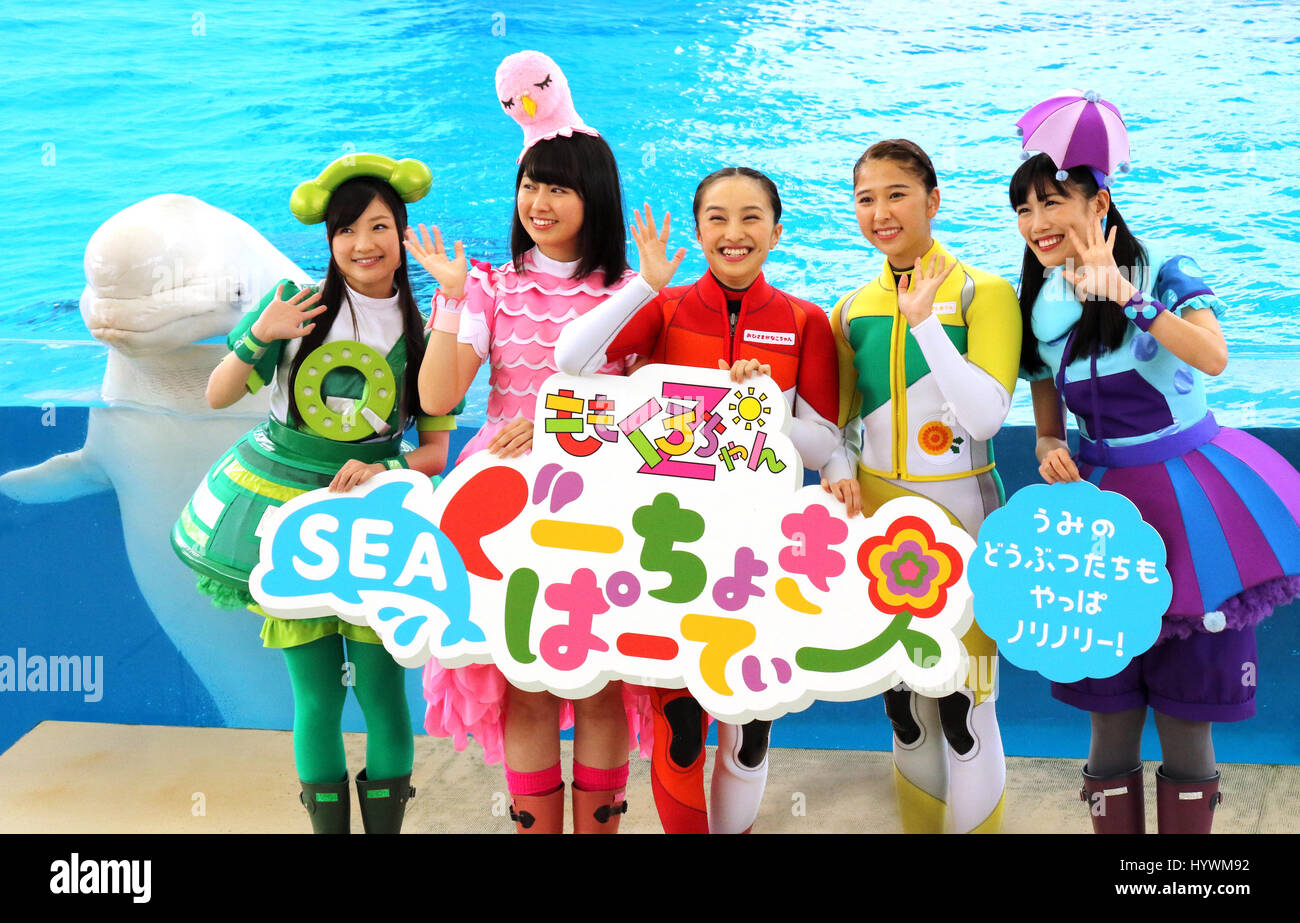 Yokohama, Japón. 26 abr, 2017. Los miembros del grupo pop de chicas japonesas sólo 'Momoiro Clover Z' (MCZ) posan con un blanco de beluga en el acuario del Hakkeijima Sea Paradise de Yokohama en Tokio suburbano el miércoles, 26 de abril de 2017. El acuario empezará la nueva atracción con el mar con un aninals MCZ de TV del programa para los niños a partir del 28 de abril. Crédito: Yoshio Tsunoda/AFLO/Alamy Live News Foto de stock