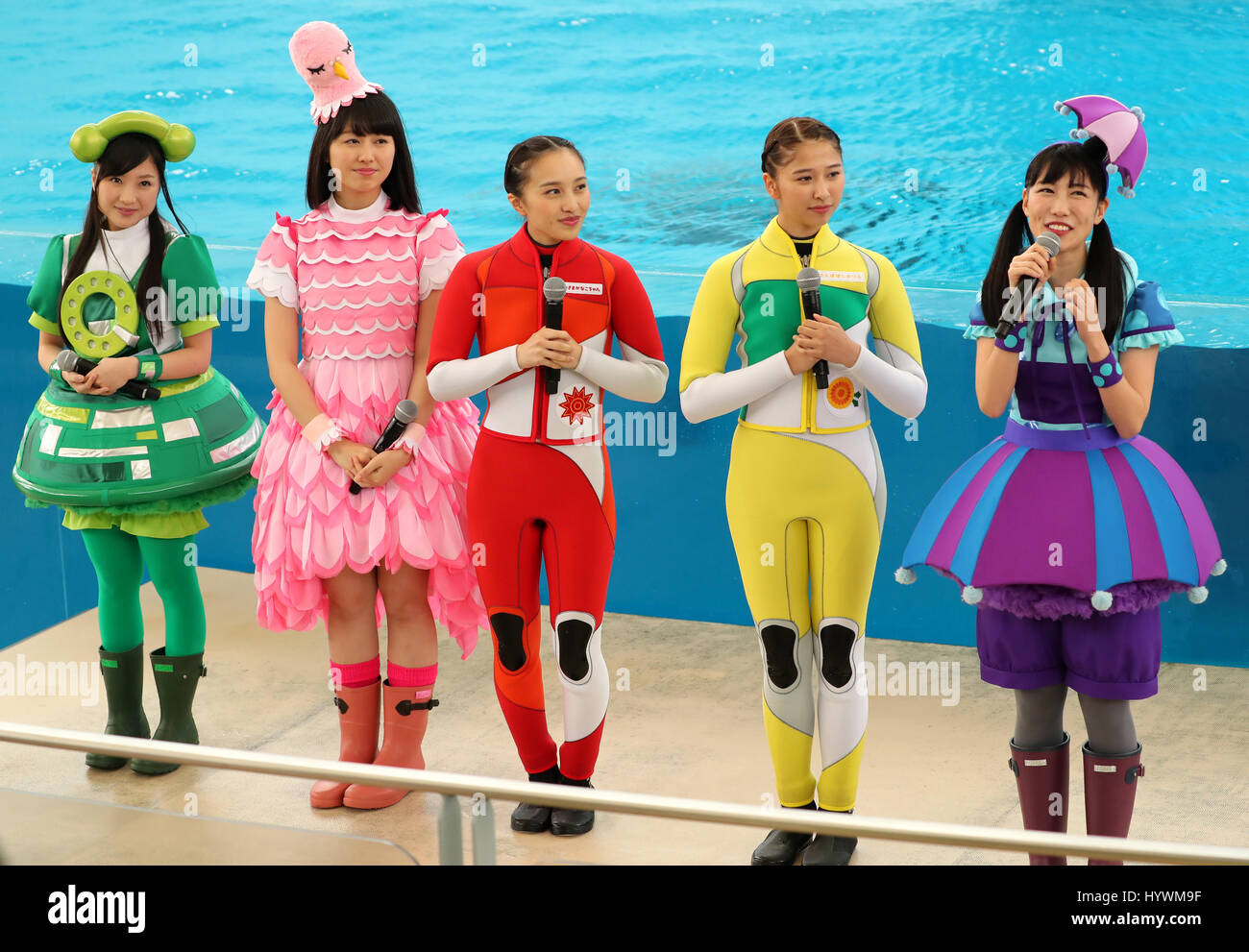 Yokohama, Japón. 26 abr, 2017. Los miembros del grupo pop de chicas japonesas sólo 'Momoiro Clover Z' (MCZ) sonríe cuando se unen a la atracción en el acuario del Hakkeijima Sea Paradise de Yokohama en Tokio suburbano el miércoles, 26 de abril de 2017. El acuario empezará la nueva atracción con el mar con un aninals MCZ de TV del programa para los niños a partir del 28 de abril. Crédito: Yoshio Tsunoda/AFLO/Alamy Live News Foto de stock