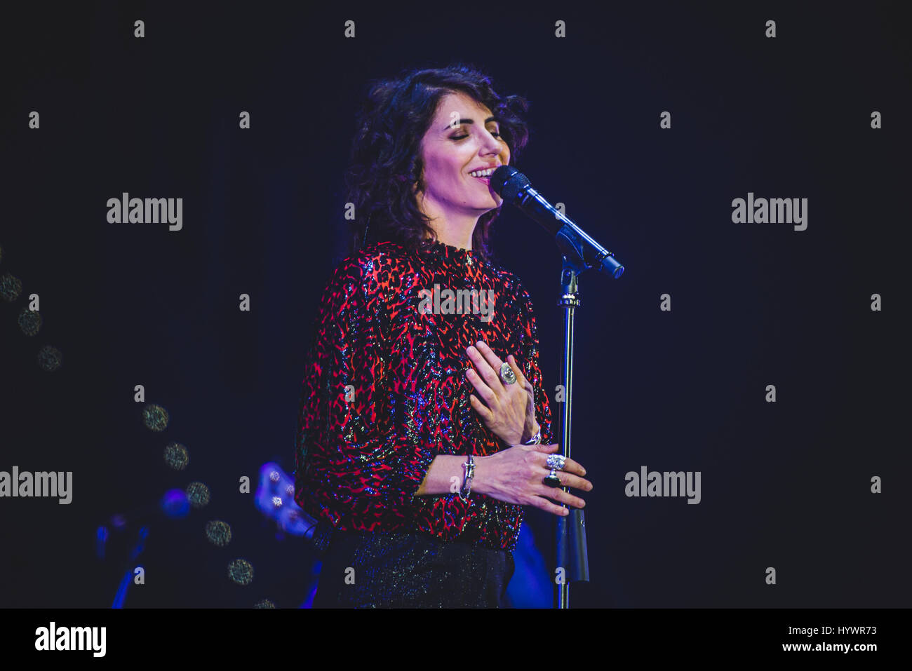 April 26th, 2017: Giorgia Todrani ( mejor conocida como Giorgia ) interpretando en vivo para ella "Oronero Tour' concierto en Torino, en la Pala Alpitour Foto: Cronos/Alessandro Bosio Foto de stock