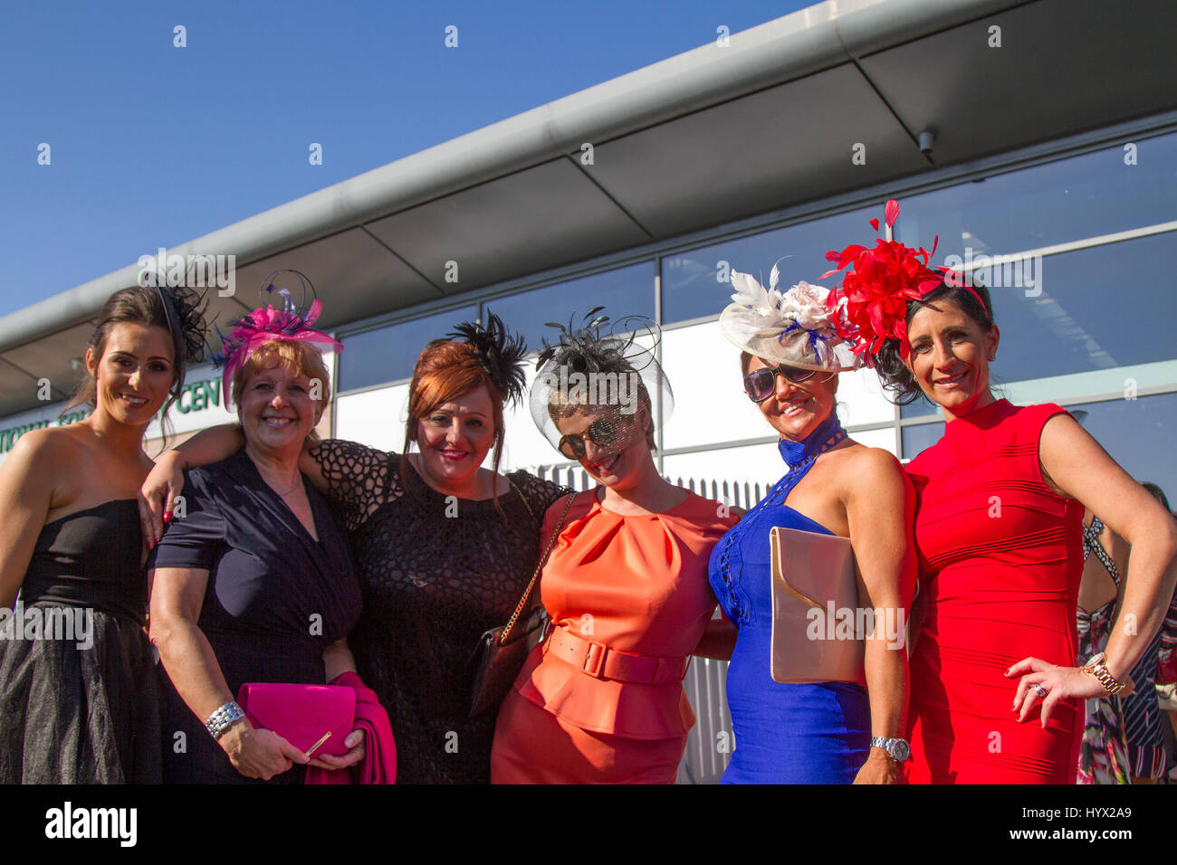 Racimos moda femenina, ropa de alta moda, elegante, geek chic de moda, rojo  formal señoras cks, vestidos de alta costura y fashionistas grupo en el  Randox Health Grand National, Liverpool, Merseyside. Abril