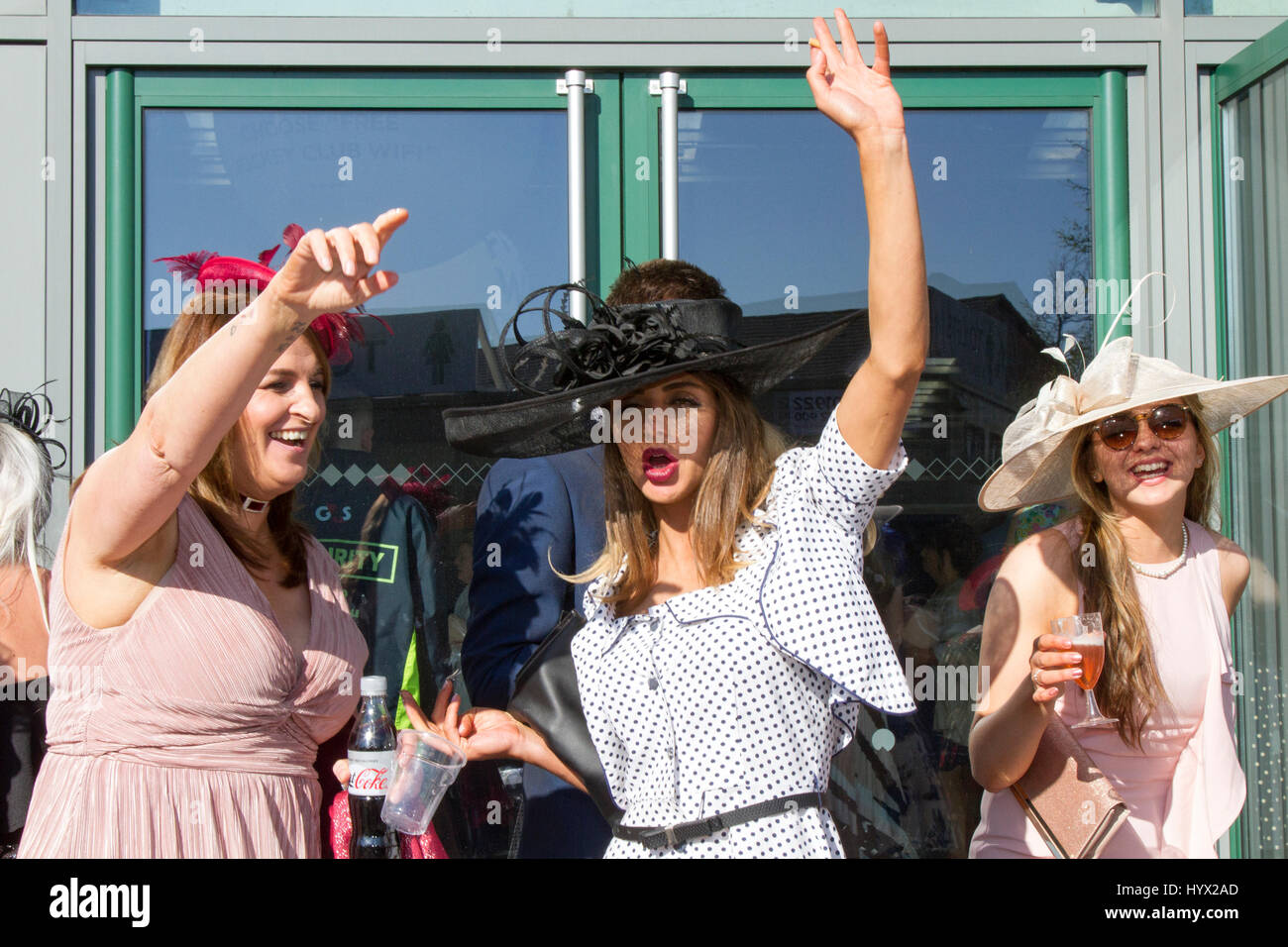 Racimos moda femenina, ropa de alta moda, con estilo, geek chic de moda,  formal señoras fruncidas, Vestidos de alta costura y fashionistas en el  Randox Health Grand National, Liverpool, Merseyside. 7th de