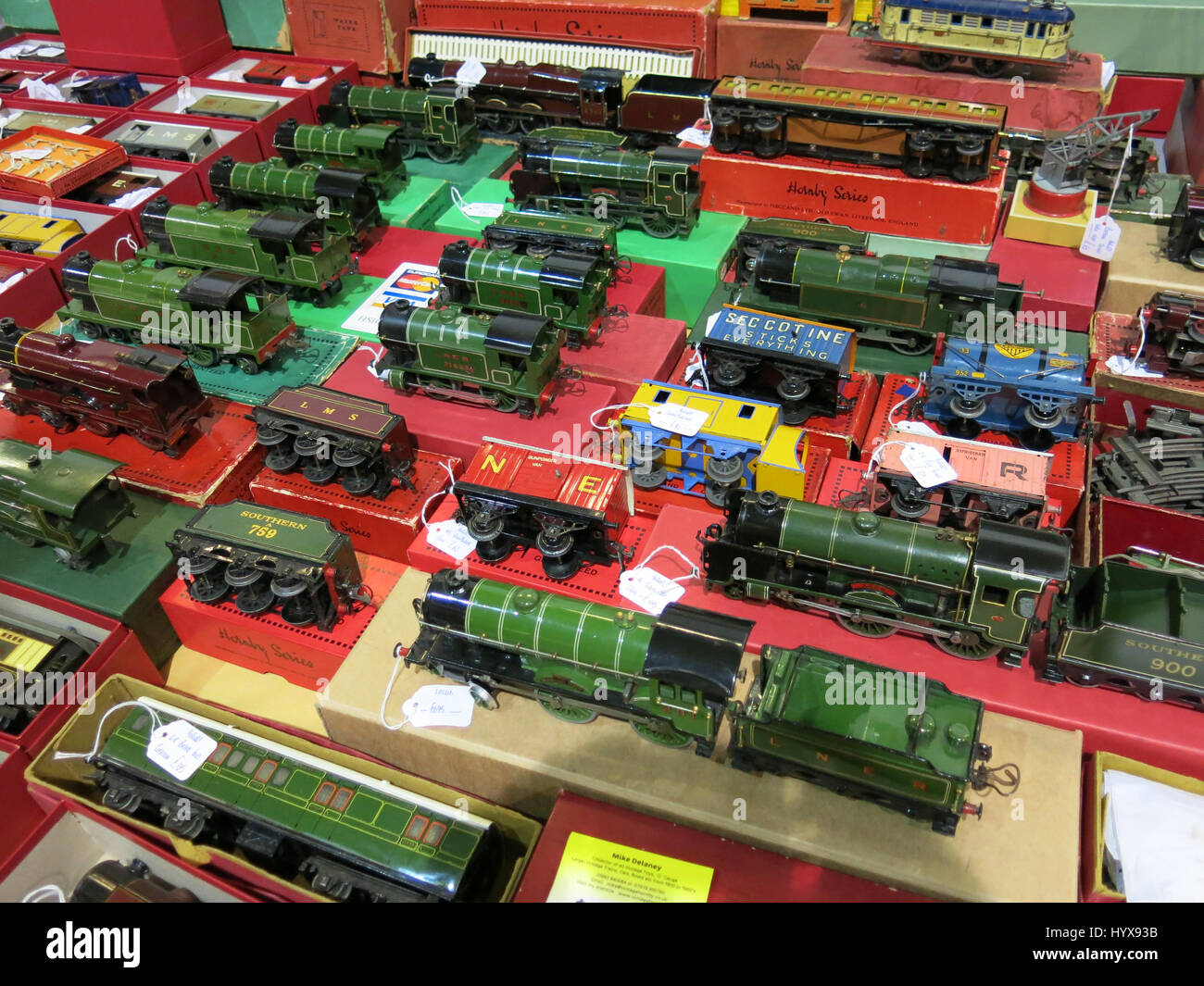 Una selección de los raros y coleccionables de estaño clockwork trenes para  la venta en una feria de juguetes antiguos en el Bath & West Showground,  Somerset, Inglaterra Fotografía de stock -