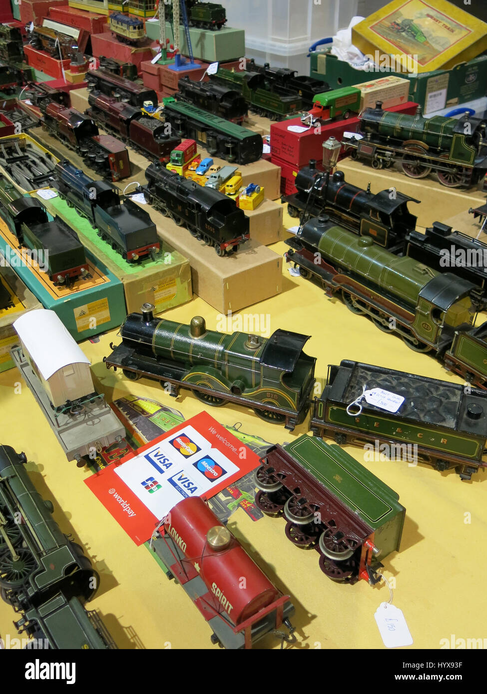 Una selección de los raros y coleccionables de trenes eléctricos a la venta  en una feria de juguetes antiguos en Bath & West Showground, Somerset,  Inglaterra Fotografía de stock - Alamy